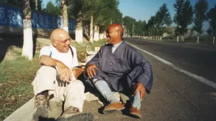 Bernard Ollivier et un moine lors d'une de ses multiples marches / Bernard Ollivier