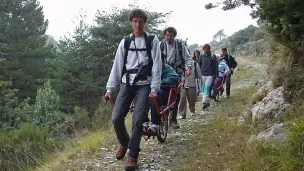 Joëlette et randonneurs dans le Parc National du Mercantour - Photo PNM Laurent Malthieux