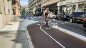 Un cycliste et des voitures sur la piste cyclable en arrière plan - Photo RCF 