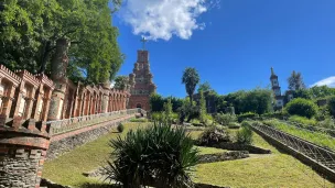 Aménagé sur le coteau qui domine le cours de la Petite Maine, le sanctuaire de la Salette, à La Rabatelière, est constitué de différentes constructions qui ont marqué la vie paroissiale de la fin du XIXe siècle et montre la ferveur des vendéens pour le culte à la Vierge.