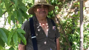 Albert Guioin dans son jardin à Turenne ©Lucie Montibus O'Sullivan