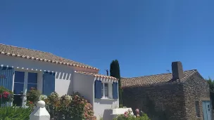 Les maisons du village de la Meule ont leurs volets peints de la même couleurs que les bateaux