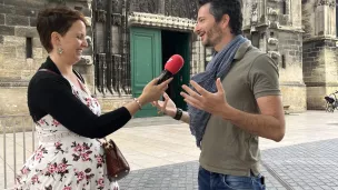 Blandine Jannin et Hubert, guide conférencier devant la cathédrale St Michel à Bordeaux © Angèle Roy RCF