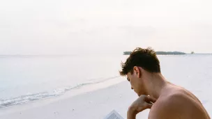 homme lisant à la plage - © Martin Péchy via Pexels