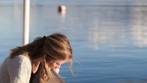 lectrice au bord d'un lac - © Bethany Laird via Unsplash