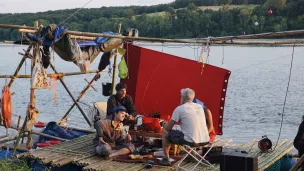 Le radeau radio diffuse des émissions en direct sur la Loire. ©Milo Garcia