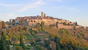 Saint-Paul-de-Vence depuis la route de La Colle - Par Jpchevreau — Travail personnel, CC BY-SA 4.0