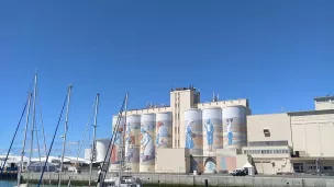 Torae a peint 7 silos. Il a pris pour modèles des archives de la ville des Sables d'olonnes.