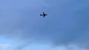 Un avion à Nice - Photo by Kyrylo Balakleiets on Unsplash