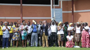 Emmanuel Didier et le personnel de l'hôpital Saint Jean Baptiste de Bôdô
