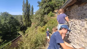 Les étudiants réparent les murs de la chapelle dévolue à Saint Roch (@Aurélien Vurli)