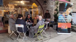 Le plateau de RCF installé devant la Casadeï pour la 56e édition du festival de La Chaise-Dieu © Martin Obadia