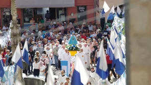 La Vierge Noire au milieu des fidèles dans les rues du Puy-en-Velay. ©RCF Haute-Loire