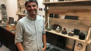 Esperance Fenzy, fondateur de Wasterial, devant les objets fabriqués à base de coquilles de moules Credit RCF Hauts de France