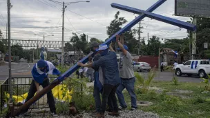 Des rebelles anti-Ortega restaurent une croix abattue par des paramilitaires pro-Ortega, non loin de la ville de Masaya, au Nicaragua, le 15/07/2018 ©Juan Carlos / Hans Lucas