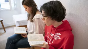 Étudiants en prière, Paris ©Corinne SIMON/Hans Lucas