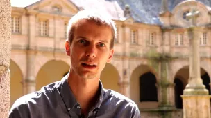 Simon Liot de Nortbécourt dans le cloître du sanctuaire de Sainte Anne d'Auray ©Diocèse de Vannes