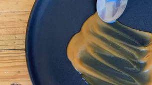 Un dessert accompagné d'un caramel au beurre salé