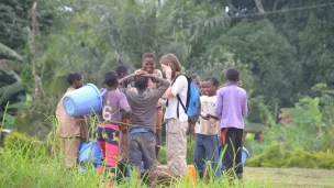 Marie-Charlotte Laudier en reportage au Cameroun ©Fidesco