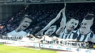 Un tifo a été déployé avant le début du match dans la tribune Coubertin, en hommage aux "anciens du club et au nouveau capitaine - ©RCF Anjou 2022