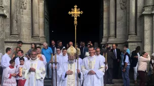 Sur le parvis de la basilique, à la sortie de la célébration ©Diocèse de Vannes