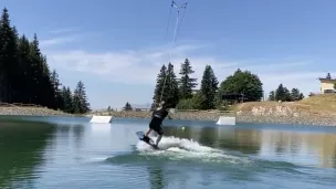 Pratique du wakeboard sur le téléski nautique à Chamrousse 1650 - Juillet 2022 - Nicolas Boutry