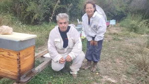 Cyril Gaudin apiculteur professionnel et Valérie élève du rucher-école de Colomars dans les jardins partagés de Terra Segurana - Photo : RCF Nice Côte d'Azur 