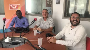 De gauche à droite : père Tanguy Nana, Xavier Cottarel et père Yann Vagneux