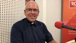 Le Révérend Toni Lomas, prêtre anglican de la paroisse d’Aquitaine sur RCF Bordeaux pour les obsèques de la reine d'Angleterre ©RCF Bordeaux.