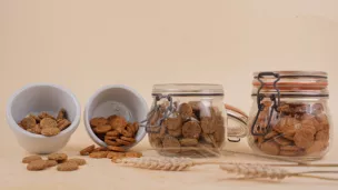 Ces biscuits sucrés et salés certifiés bio ont pour vocation d'éviter le gaspillage de pain.