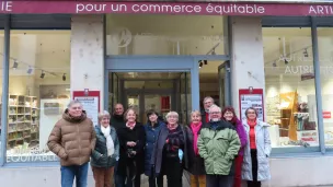 Le CA d'Artisans du monde devant la boutique de Bourg-en-Bresse