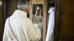 Un diacre se prépare dans la sacristie avant la messe, le 05/05/2019 à Palaiseau ©Corinne Simon / Hans Lucas