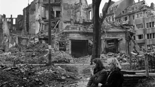 Deux femmes allemandes dans les ruines de Cologne, mars 1945  ©Lee Miller