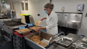 Les barquettes en plastique ont été remplacées par des bacs en inox, de quoi éviter 27 tonnes de plastique par an. ©RCF Anjou