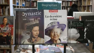 Livres et magazines sur la reine Elizabeth dans une librairie à Paris, le 14/09/2022 © Magali Cohen / Hans Lucas