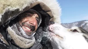 Nicolas Vanier et l'un de ses chiens de traineau /Nicolas Vanier