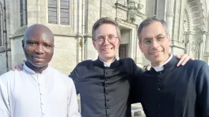Le Père Joseph Tsivanyo, le Père Olivier le Roch et le Père Julien Naturel à Guer 