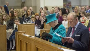 Elizabeth II et son mari à l'église