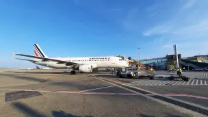 Un avion sur le tarmac de l'aéroport de Nice - Archive RCF