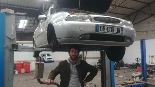 Dorian Degoutte et sa vielle Ford Fiesta : ils sont parés pour l'aventure © RCF - Guillaume Martin-Deguéret.