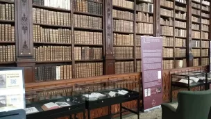 La bibliothèque abrite plus de 130 000 documents