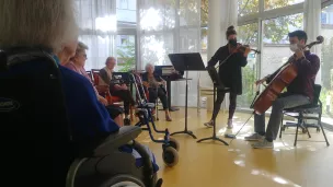 Les musiciens du Paris Mozart Orchestra à l'EHPAD "Les Fioretti" à Bourges © RCF - Guillaume Martin-Degéuret.