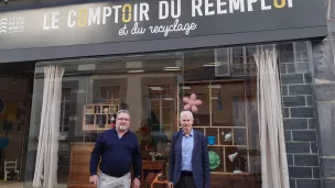 (de gauche à droite) Denis Menard et Rémy Moulin, devant le comptoir du réemploi et du recyclage.