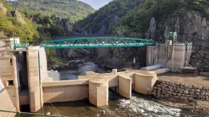 Le barrage de Poutès avec les clapets ouverts pour laisser passer des saumons. Opération qui a lieu 2 fois dans l'année, à l'automne et au printemps pour faciliter la montaison et la dévalaison © Martin Obadia