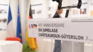 Dans le cadre du 45e anniversaire du jumelage Châteauroux-Gütersloh, une exposition franco-allemande est proposée à la médiathèque Équinoxe. © Benjamin Steimes – Châteauroux Métropole.