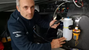 Fabrice Amedeo, a installé dans son bateau, un capteur capable de collecter de l'ADNe. ©Claire Le Parc