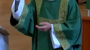 François Gouthe signe une messe dominicale à la cathédrale de Vannes