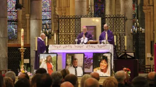 Mgr Nault et le Père Franklin Parmentier ce 29 octobre 2022, deux ans après l'attentat à la basilique Notre-Dame de l'Assomption à Nice. Les portraits de Simone, Vincent et Nadine dans l'église - Photo RCF 