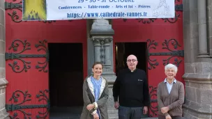 Dr Marine Mignot, père Patrice Marivin, Bénédicte Collet devant la cathédrale de Vannes ©RCF Sud Bretagne