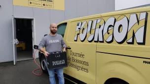 Implantée à Angers depuis le 5 octobre 2022, la start-up Le Fourgon livre aux particuliers plus de 300 boissons en bouteilles de verre consignées. ©RCF Anjou